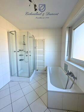 Bad mit Wanne und Dusche Og - 