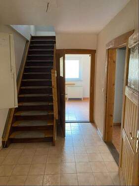 Flur im Erdgeschoß - Für die kleine Familie ! - 53.000,00&nbsp;EUR Kaufpreis, ca.&nbsp; 80,00&nbsp;m&sup2;&nbsp;Wohnfl&auml;che