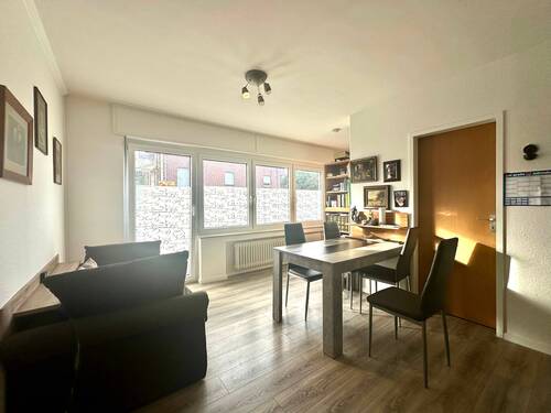 Wohnzimmer mit angrenzendem Balkon - 