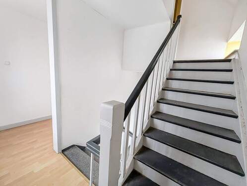 Hausflur Treppe zur Dachgeschoss - 