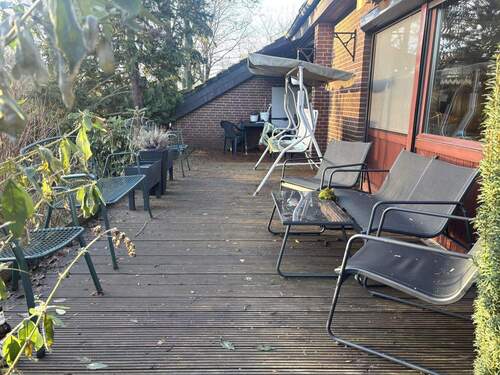 Blick auf die Holzterrasse - 