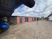 Ansicht Hof mit Garagen + Carport - 
