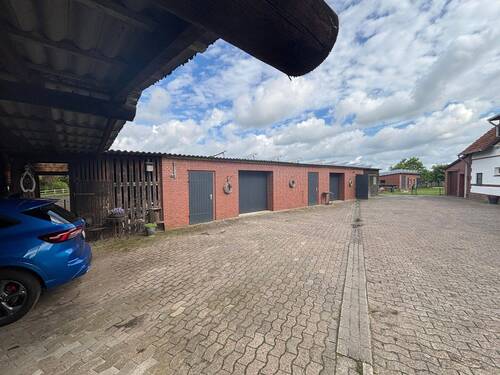 Ansicht Hof mit Garagen + Carport - 