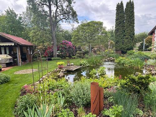 Ansicht Norden mit Teich + Gartenhaus - 