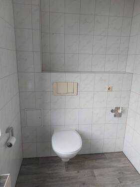 Bad zweite Ansicht . - 2 Zimmer Etagenwohnung in Magdeburg