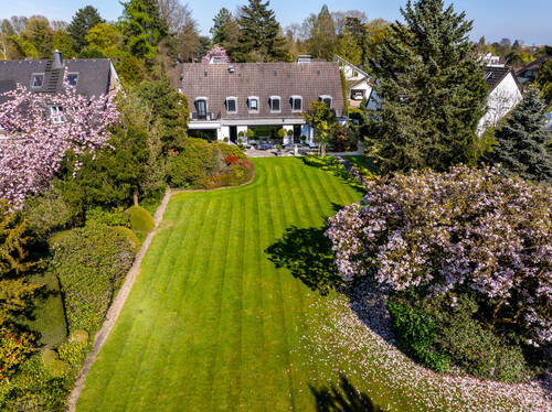 Drohnenansicht mit Bestandshaus - 