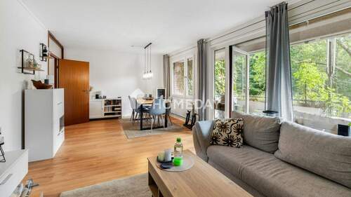 Wohnzimmer 1 - Großzügige Drei-Zimmer-Wohnung mit zwei Balkonen in gepflegter Stadtlage