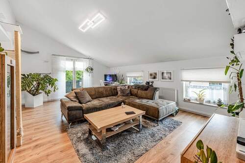 Wohnzimmer mit Balkonaustritt - 3 Zimmer Etagenwohnung zum Kaufen in Bochum