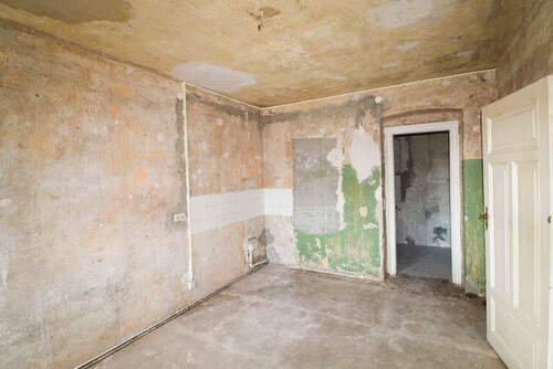 sanierungsbedürftige Wohnung - 