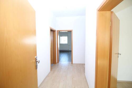 Flur - Etagenwohnung mit 76,00 m&sup2; in Wilkau-Haßlau zur Miete