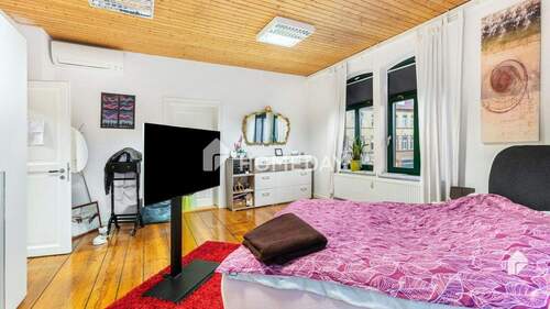 1. OG Schlafzimmer 1 - 