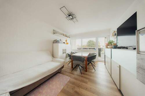 Wohnzimmer - Gemütliche sanierte 3-Zimmerwohnung mit Balkon und Garage in Quettingen