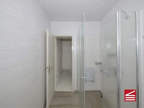 1-1536_09_Badezimmer - Blick Richtung Flur - 