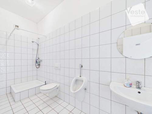 Mitarbeiterbad mit Dusche und Toilette - 