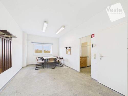 Mitarbeiterraum mit Kochnische - 