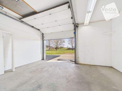 An- und Auslieferung mit Rolltor - 