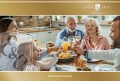 Titelbild - ganze Familie am Tisch - mit der ganzen Familie im eigenen Haus - tolles Grundstück im Grünen