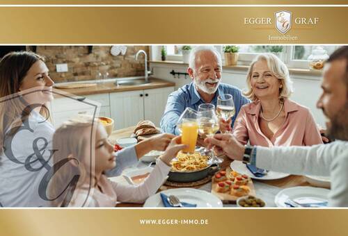 Titelbild - ganze Familie am Tisch - mit der ganzen Familie im eigenen Haus - tolles Grundstück im Grünen