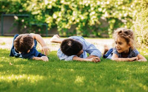 Kids im Gras - Grundstück in Ottobrunn