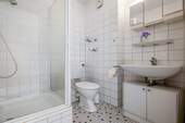 Bad mit Dusche - 