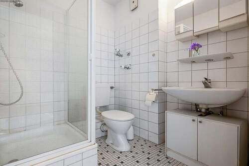 Bad mit Dusche - 