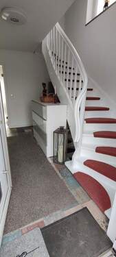 Flur EG und Treppe ins OG - 