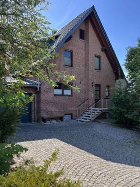 Hof-Straßenseite - 9 Zimmer Mehrfamilienhaus, Wohnhaus zum Kaufen in Auetal