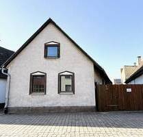 Sanierungsbedürftiges Einfamilienhaus in zentraler Lage mit idyllischem Gartengrundstück - bebaubar! - Graben-Neudorf