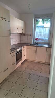 Moderne Küche mit Fenster - 3 Zimmer Etagenwohnung zur Miete in Weil am Rhein