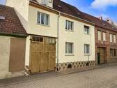 Hausansicht - Solides Haus mit Potenzial und viel Grün !