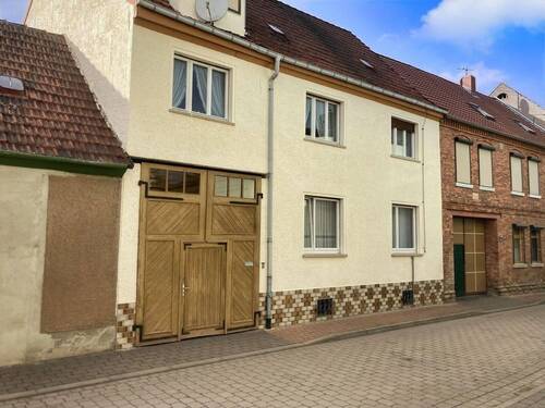 Hausansicht - Solides Haus mit Potenzial und viel Grün !