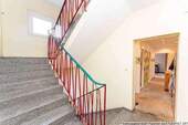 Treppenhaus, Wohnungseingang - 