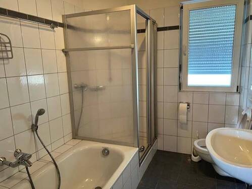 Badezimmer mit Wanne und Dusche - 