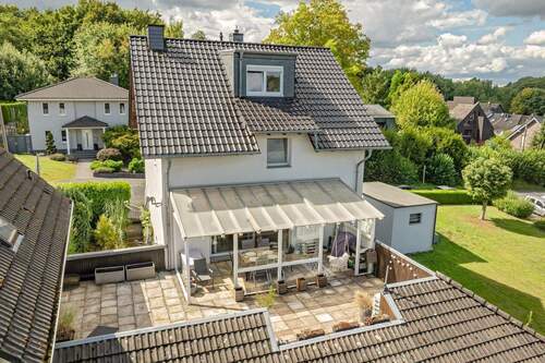 Rückansicht - Maisonette-Wohnung im Einfamilienhaus-Charakter - 170 qm Wohntraum mit großer Dachterrasse