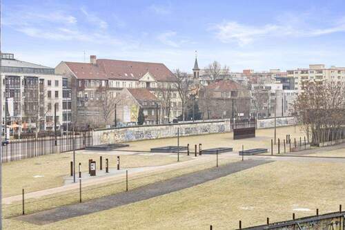 Ehem. Mauerstreifen gegenüber - 