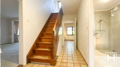 Flur mit Blick ins Wohnzimmer und Duschbad - 3 Zimmer Einfamilienhaus zum Kaufen in Itzstedt