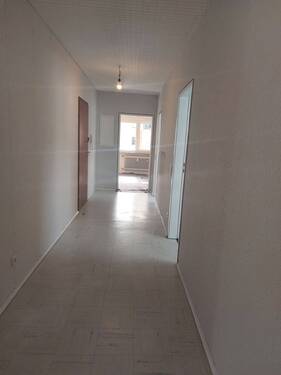 Flur - Etagenwohnung mit 90,00 m&sup2; in Bad Herrenalb zur Miete