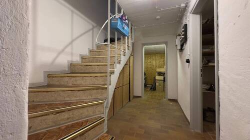 Treppe und Flur im Keller - 