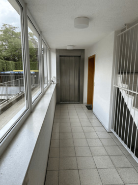 Treppenhaus und Flur zur Wohnung - 3 Zimmer Etagenwohnung zum Kaufen in Überlingen