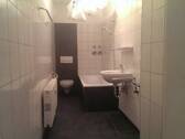 Badezimmer mit Wanne - 