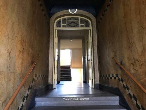 Hausflur Eingangsbereich - Etagenwohnung mit 61,90 m² in Dresden zum Kaufen