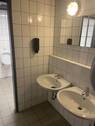 Zwei Waschbecken im WC - 