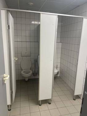 Saubere Toilettenkabinen - 