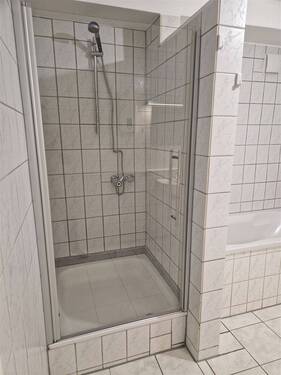 Dusche mit Glasduschkabine - 