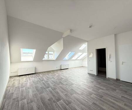 Blick z. Whg-Eing., ins Bad sowie off. Kü-Bereich - Ein Rückzugsort mit Style - Einziehen und Wohlfühlen unterm Dach ! Zentrums- und Bahnhofsnähe im Altstadtkiez Altbere...