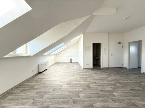 Blick in off. KüBereich, Bad, WE-Eingang + Schlafz - Etagenwohnung mit 50,30 m&sup2; in Frankfurt (Oder) zur Miete