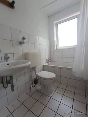 Wannenbad mit WC - 