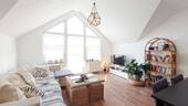 Wohnzimmer - Sonnige Dachgeschosswohnung mit Südwestbalkon – Ab 1.7.26 bezugsfrei