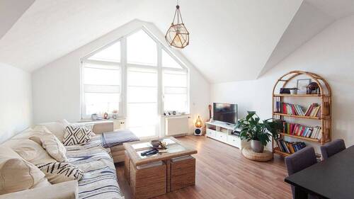 Wohnzimmer - Sonnige Dachgeschosswohnung mit Südwestbalkon – Ab 1.7.26 bezugsfrei