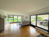 Wohnen mit Blick auf die Terrasse - Seltene Gelegenheit 5 12 Zimmerwohnung inkl. Terrasse & Garten sowie TG Stellplatz in guter Lage